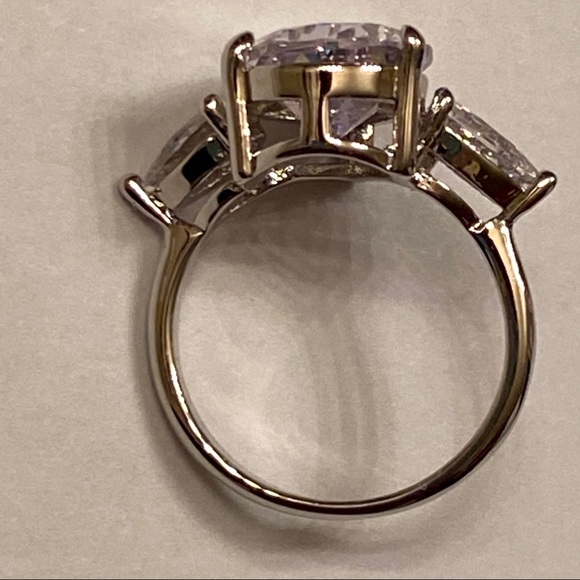 silver toned teardrop stone ring - Picture 3 of 4